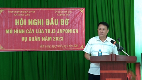 Đồng chí Vũ Đình Thứ, Trưởng Phòng NN&PTNT huyện phát biểu tại Hội nghị