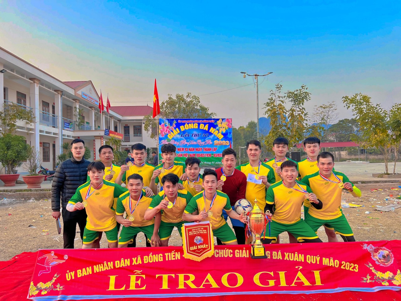 Hình ảnh đội bóng đá thôn Lân Luông vô địch giải bóng đá mừng Đảng mừng Xuân Quý Mão 2023
