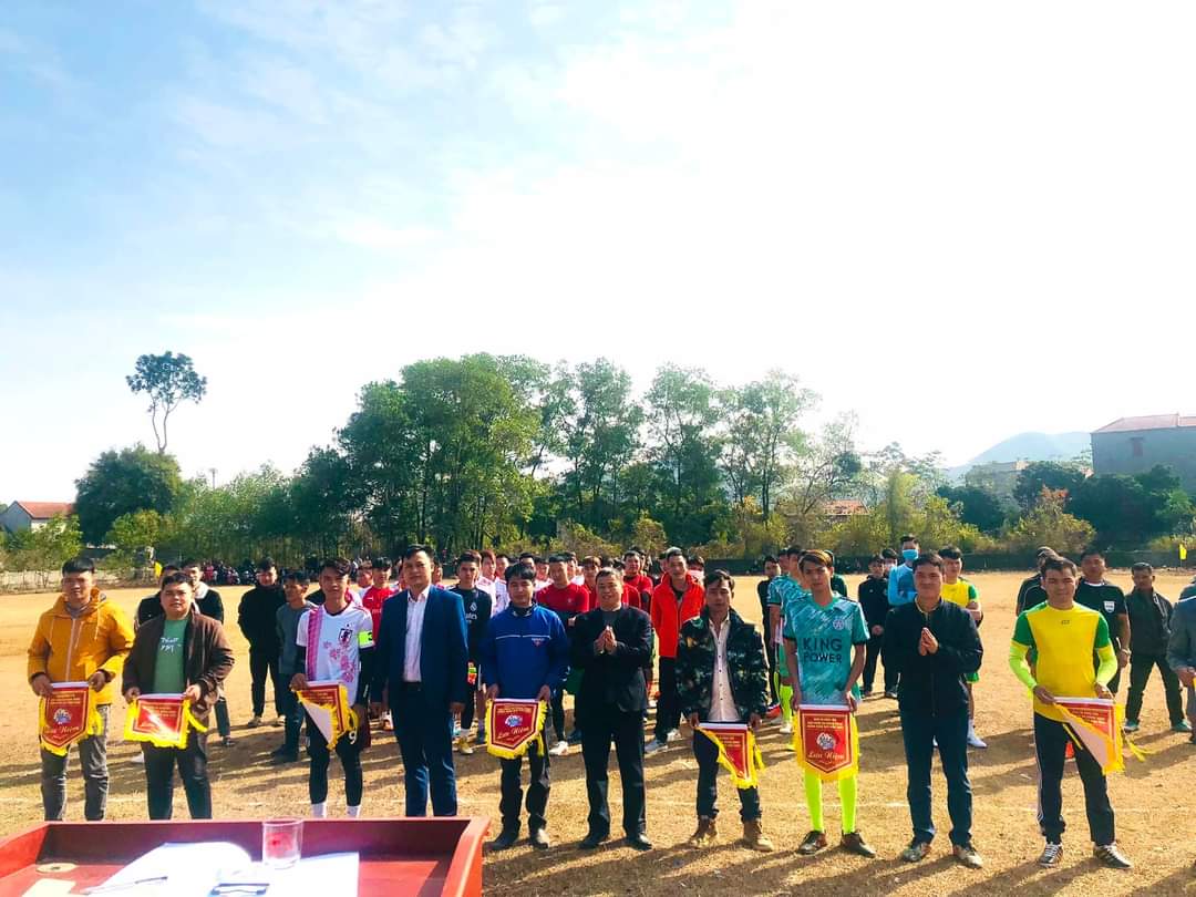 Các đồng chí lãnh đạo tặng cờ lưu niệm cho các đội bóng tham gia giải bóng đá Mừng Đảng mừng xuân Quý Mão 2023